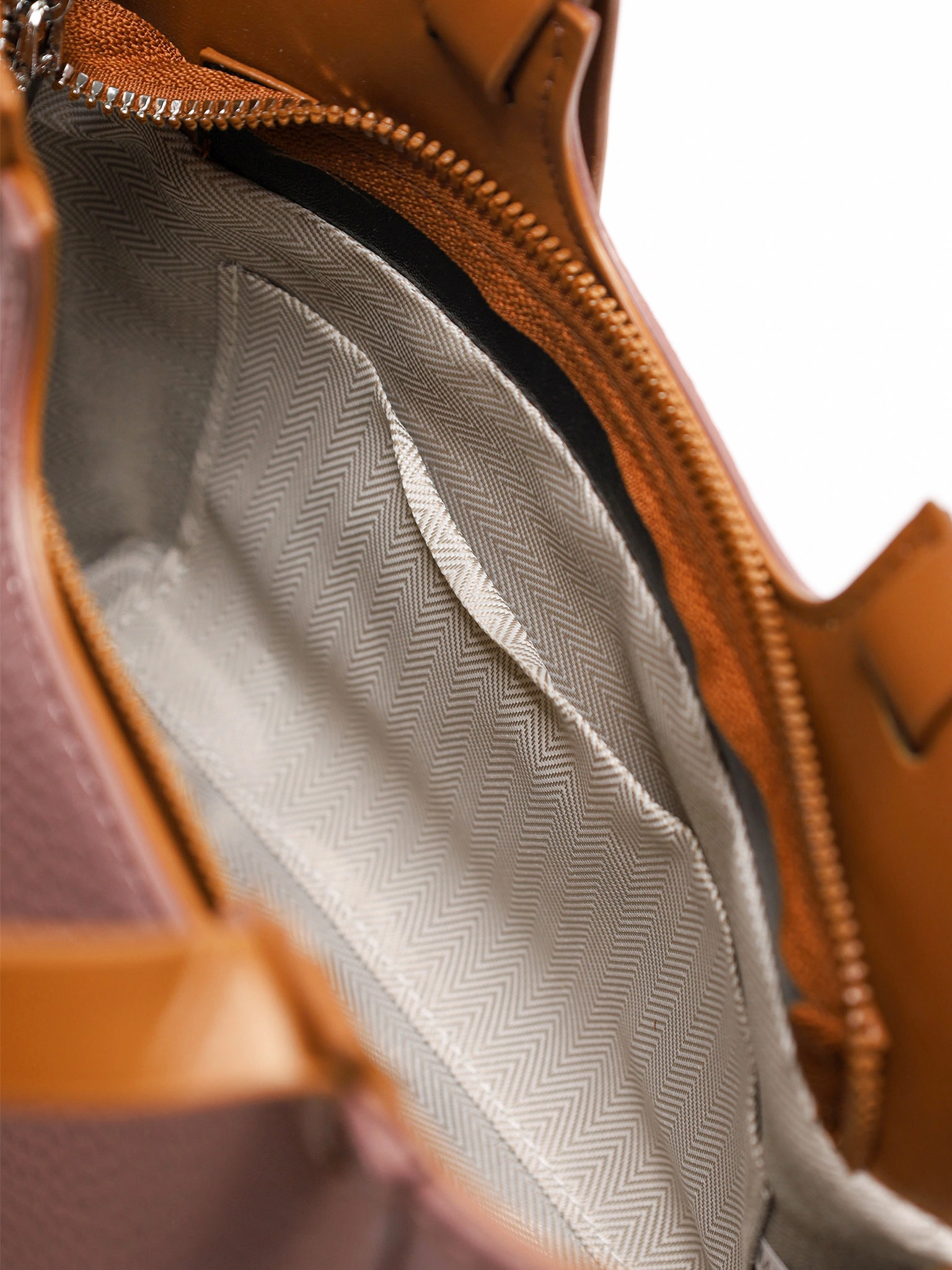 Сумка-тоут маленькая с декоративными ремешками в ассортименте